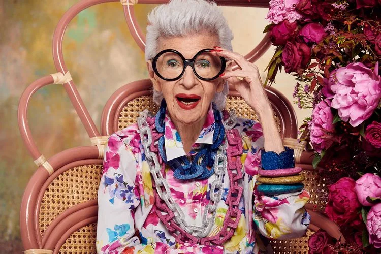 Schwarze Brillenrahmen für ältere Damen