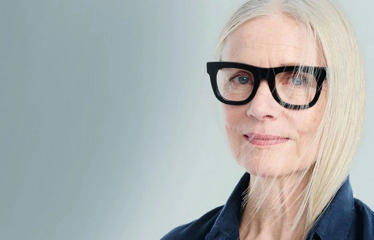 Schwarze Damenbrillen sind sehr elegant - Trends für Frauen ab 50 und 60