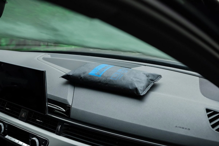 Silica-Luftentfeuchter hilft dabei den Beschlag am Autofenster zu verhindern