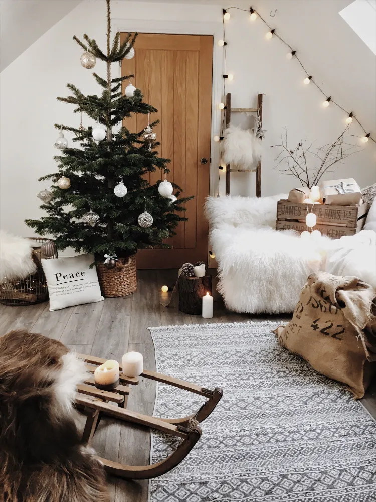 Skandinavische Deko Weihnachten minimalistischer Weihnachtsbaum Dekoideen