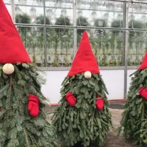 So einfach können Sie Weihnachtswichtel basteln aus Naturmaterialien für den Außenbereich