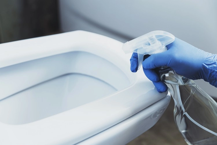 Stellen Sie eine Bleichlösung in einer Sprühflasche her, um Ihren Toilettensitz sauberzumachen