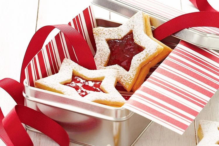 Sterne-Plätzchen mit Marmelade zu Weihnachten backen