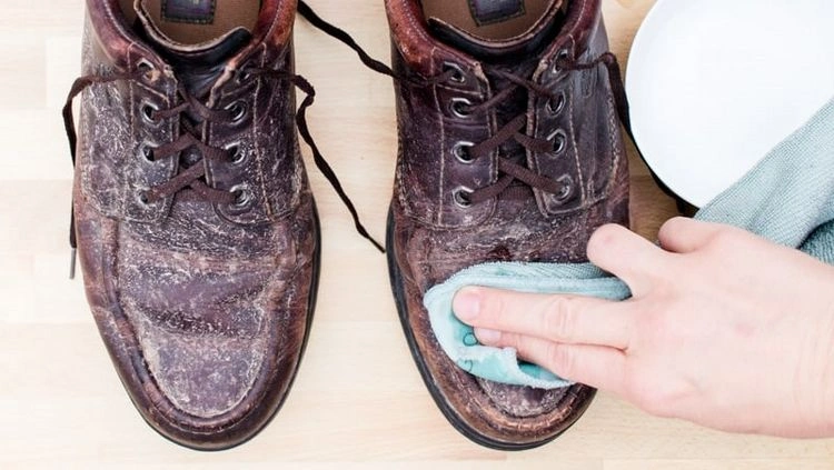 Stiefel und Schuhe reinigen mit Hausmitteln