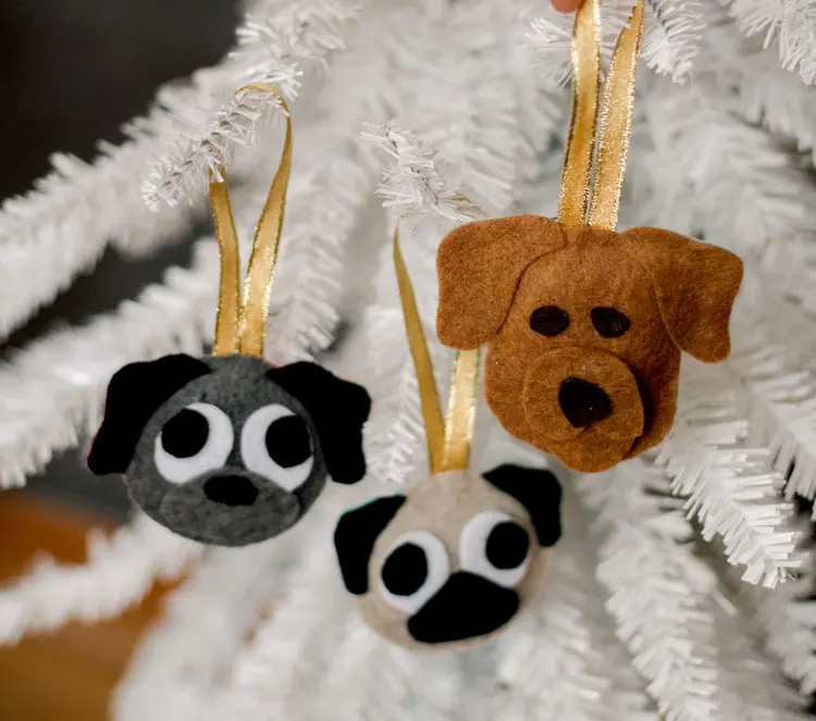 Süße Hunde aus Filzstoff basteln als Weihnachtsgeschenk