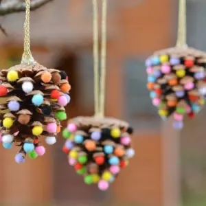 Tannenzapfen mit Pompons für den Weihnachtsbaum basteln