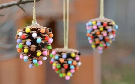 Tannenzapfen mit Pompons für den Weihnachtsbaum basteln