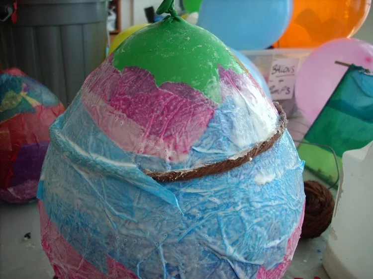 Tipps zum Basteln einer Laterne aus Luftballon, Seidenpapier und Kleber