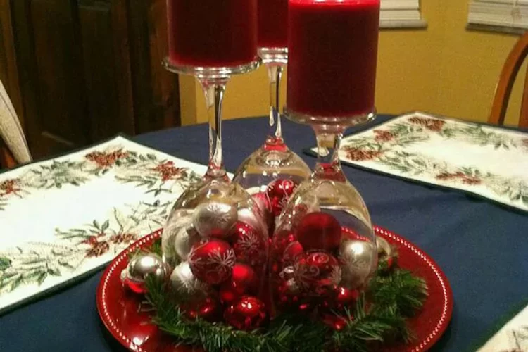 Tischdeko mit Weingläsern zu Weihnachten selber machen - kostengünstige Bastelideen für eine festliche Stimmung