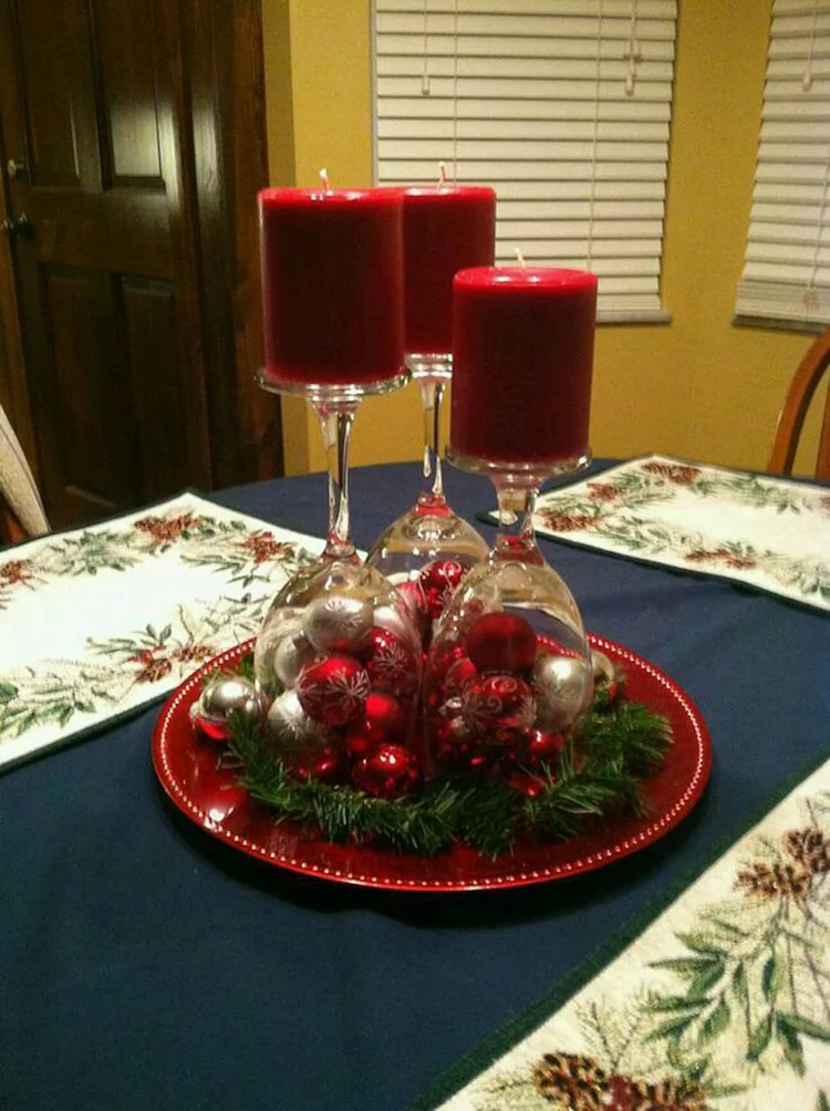 Tischdeko mit Weingläsern zu Weihnachten selber machen - kostengünstige Bastelideen für eine festliche Stimmung