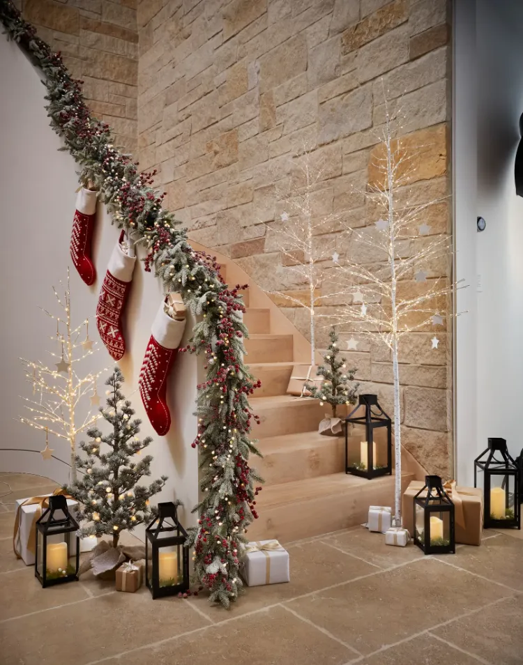 Treppenhaus dekorieren zu Weihnachten skandinavische Weihnachtsdeko Ideen