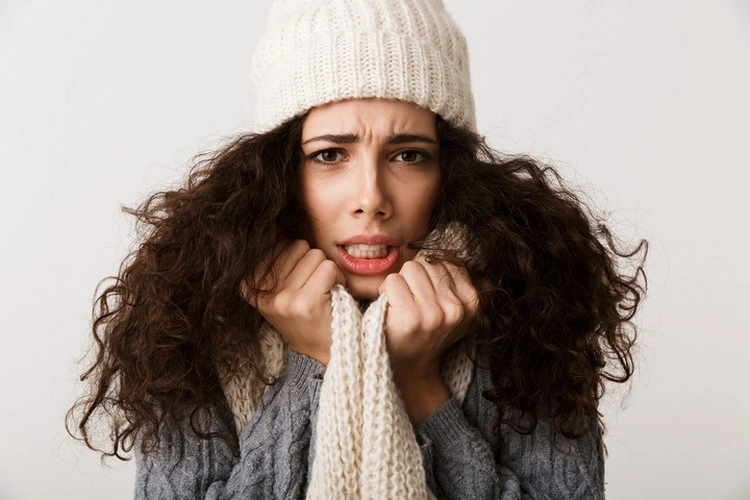 Trockene Haare im Winter retten - Mit diesen Tipps bleibt Ihre Mähne in der Kälte gesund und glänzend