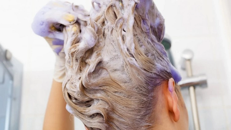 Trockene Haare im Winter retten- Verzichten Sie auf chemische Haarbehandlungen & Silbershampoo