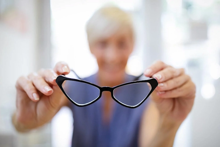 Überholte Brillen sind ein häufiger Mode-Fehler, der Sie alter aussehen lässt