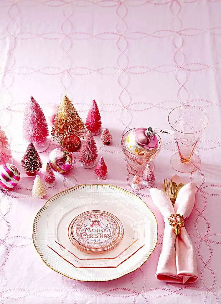 Verzaubern Sie Ihr Zuhause mit rosafarbenen Schmuckstücken und Tischdekoration