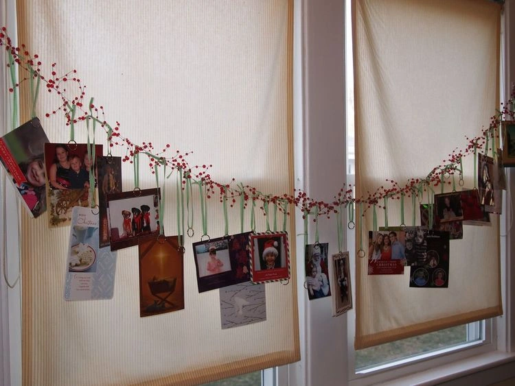Von alten Weihnachtskarten oder Bildern eine Girlande zum Aufhängen machen