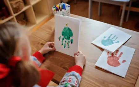 Wählen Sie eine ungiftige und abwaschbare Farbe für die Kinderhandabdrüche