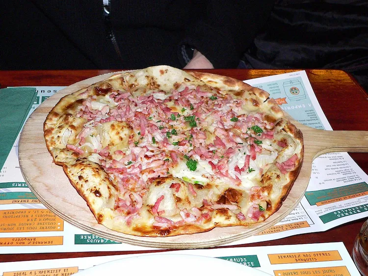 Wäre dies eine Pizza, wäre es eine Pizza Bianca, bei der man die bekannte Tomatensauce durch Milch ersetzt