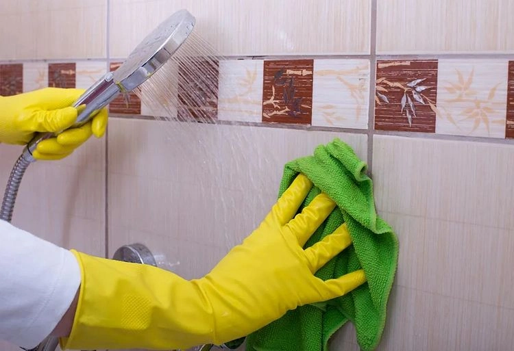 Wand- und Bodenfliesen im Bad putzen - Tipps