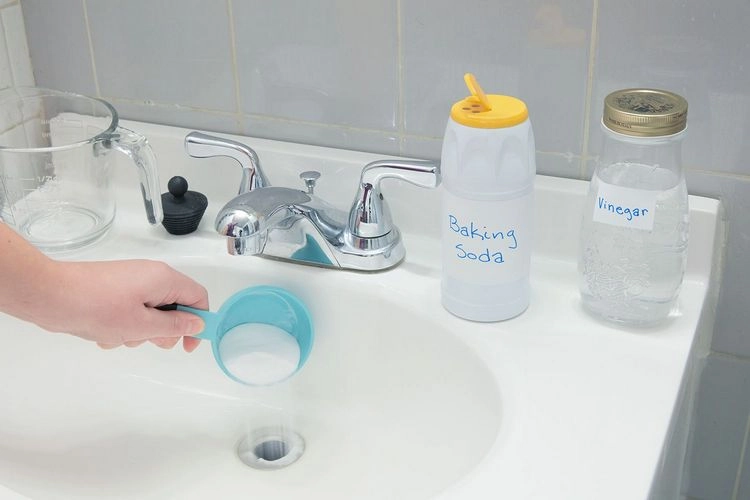 Waschbecken reinigen - den Abfluss und Siphon sauber bekommen