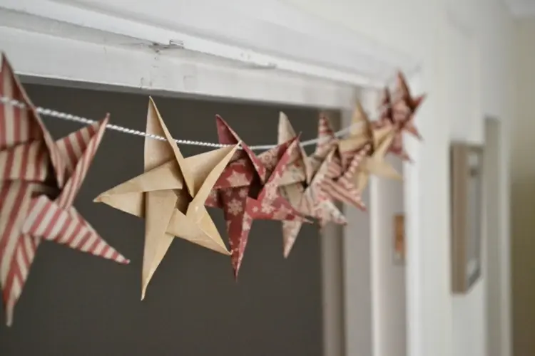 Weihnachtlich dekorieren mit einer Girlande aus Origami-Sternen
