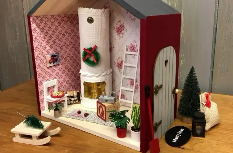 Weihnachtliches Haus für Wichtel mit Kamin in einer Holzbox