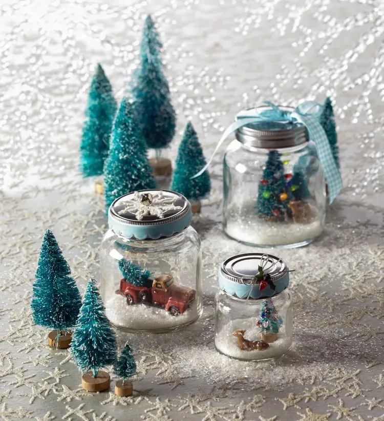 Weihnachtsdeko im Glas selber machen mit Spielzeugen
