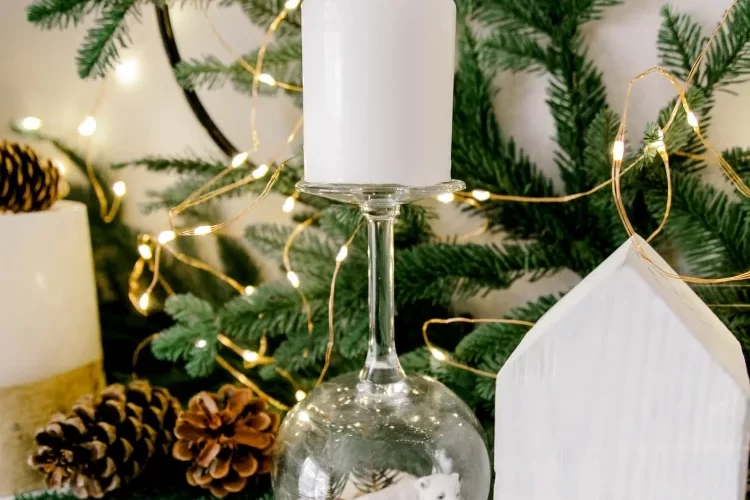 Weihnachtsdeko im Weinglas selber machen mit Eisbär und Kerzen