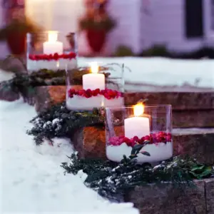 Weihnachtsdeko mit Windlichtern für die Außentreppe