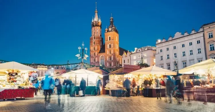 Weihnachtsmärkte in Europa besuchen - Krakau in Polen auf dem mittelalterlichen Marktplatz
