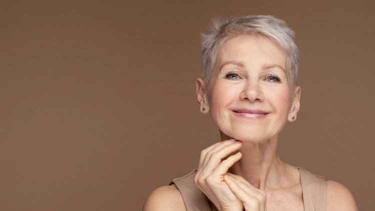 Welche Foundation für Frauen ab 60 - Was sollten Sie beachten, um die beste Grundierung für reife Haut zu finden