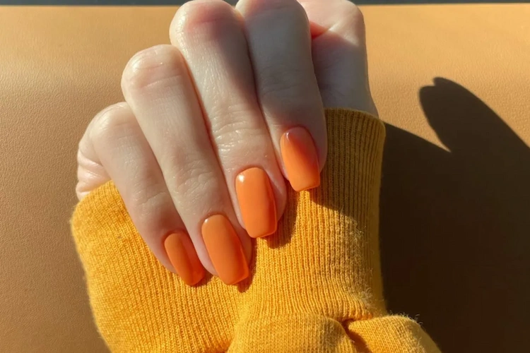 Welche Nagellackfarbe ab 60 - warmes Orange für jüngere und schönere Hände
