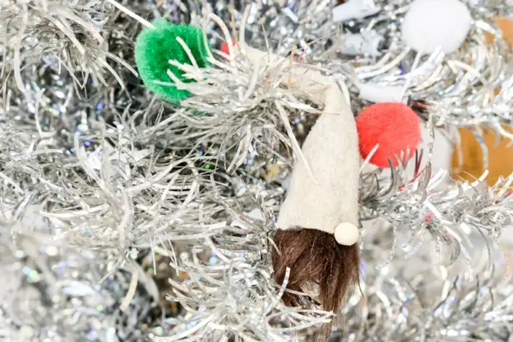 Wichtel-Girlande als Baumschmuck für Weihnachten basteln mit einfachen Materialien