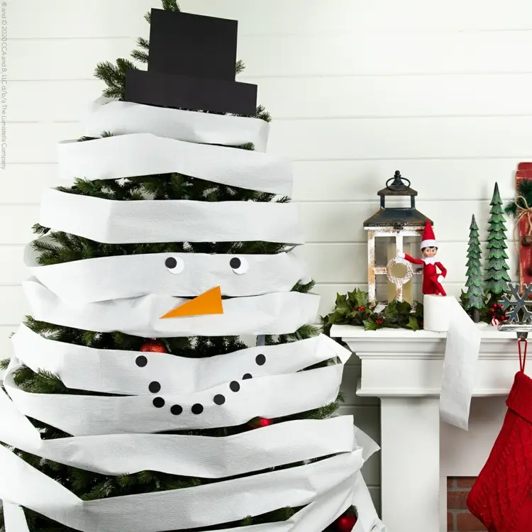 Wichtelstreiche Ideen für Kinder im Wohnzimmer durchführen - Den Weihnachtsbaum umgestalten