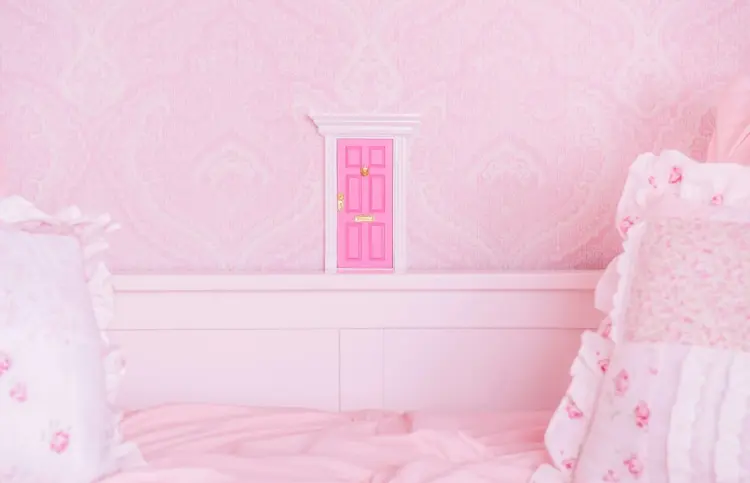 Wichteltür im Kinderzimmer über dem Bett oder Sofa in Pink