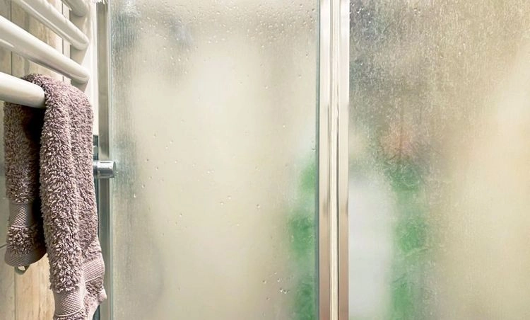 Wie kann man Kalkflecken von Glas entfernen in der Dusche