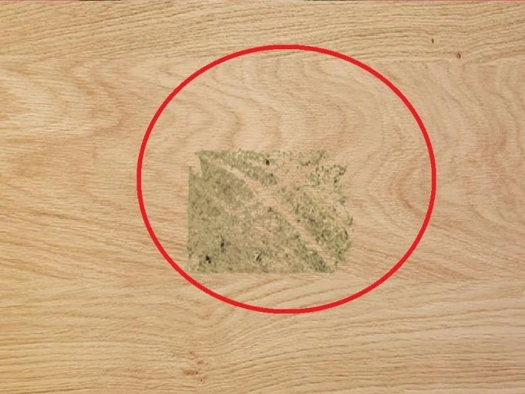 Wie löst man Klebeetikette von gestrichenem Holz ab?