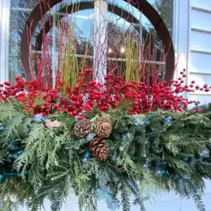 Winterdeko mit Blumenkästen für die äußere Fensterbank