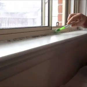 Wir zeigen Ihnen, wie Sie Fensterbänke schnell, einfach und kostengünstig reinigen können