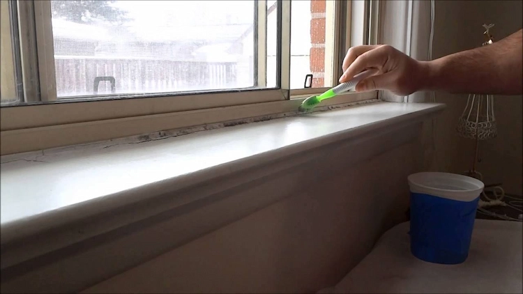Wir zeigen Ihnen, wie Sie Fensterbänke schnell, einfach und kostengünstig reinigen können