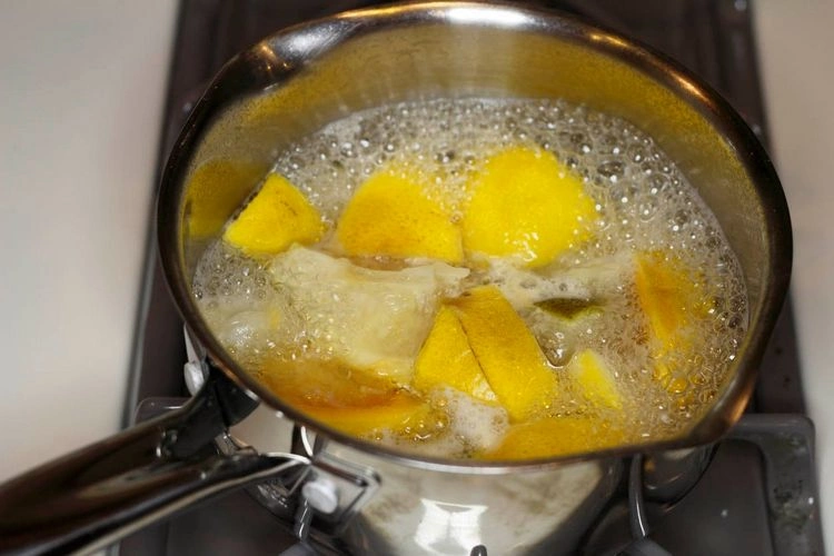 Zitronen kochen, um verbranntes Kochgeschirr sauber zu machen