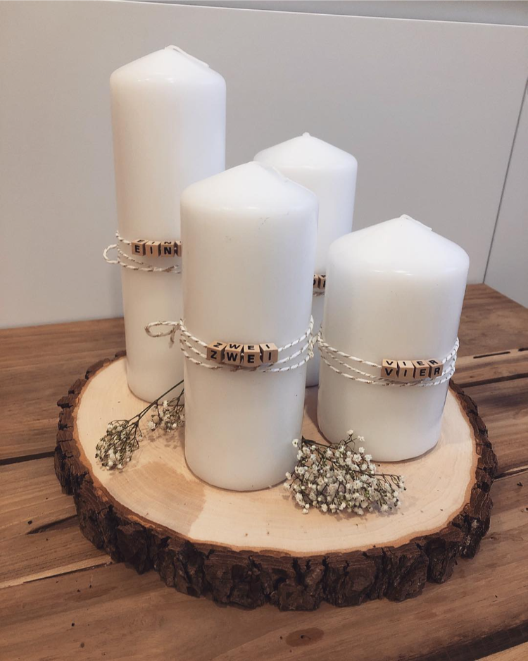 adventskranz auf holzscheibe