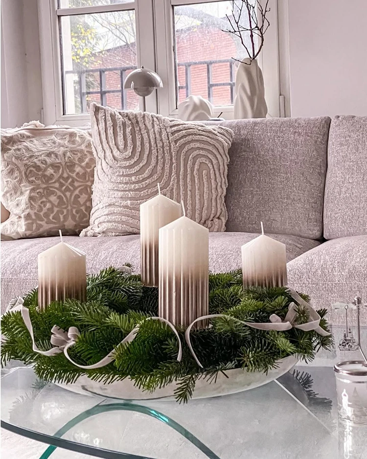 adventskranz auf tablet in weiß und grau