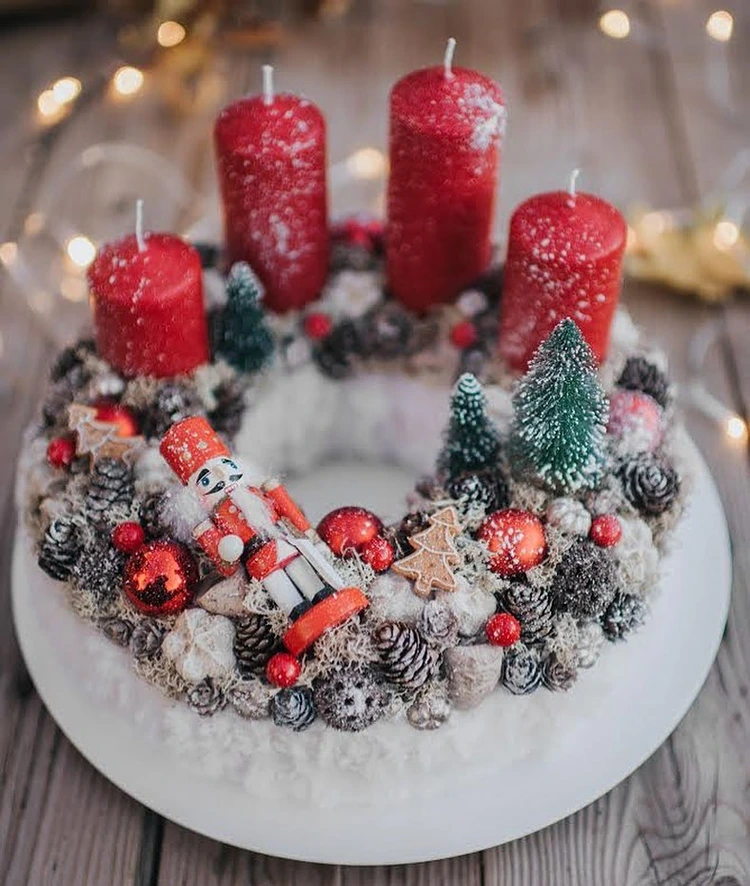 adventskranz im nussknacker stil mit schnee und miniaturbäumen
