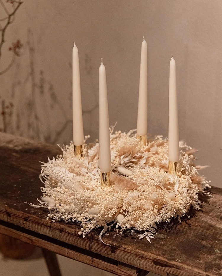 adventskranz in weiß und gold auf tablett