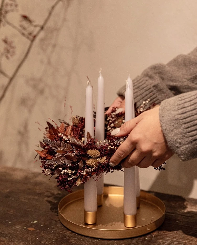 adventskranz mit trockenblumen naturmaterialien