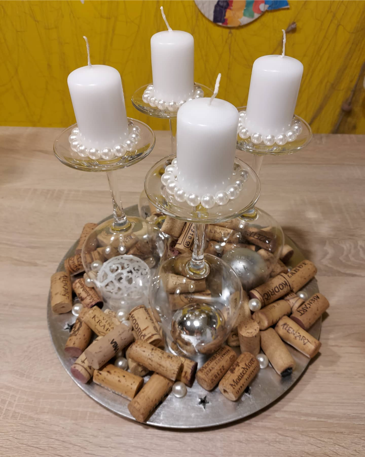 adventskranz mit weingläsern