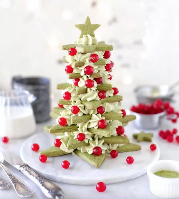 appetitlicher essbarer weihnachtsbaum passend für den festlichen weihnachtstisch mit keksen und beeren