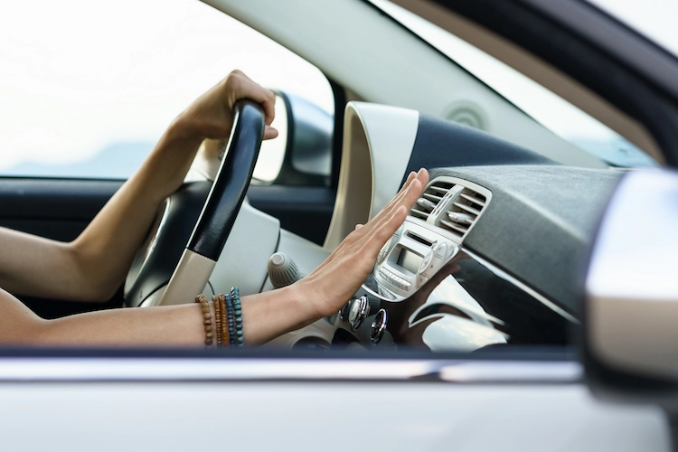autoheizung und klimaanlage einschalten und nasse autositze oder feuchtigkeit im auto verhindern