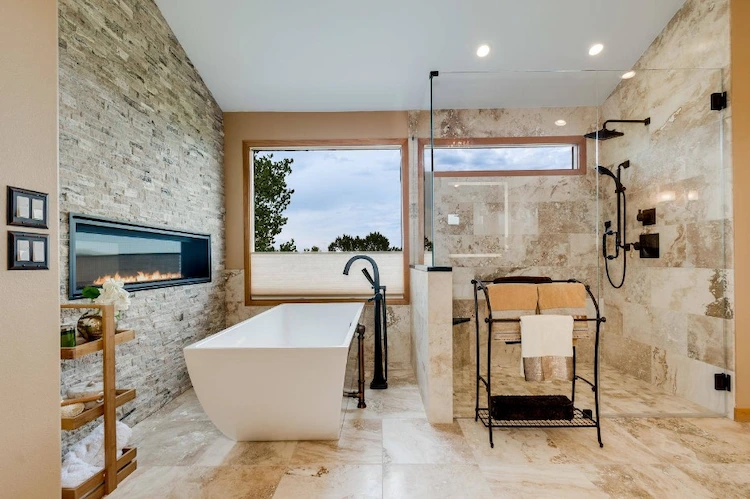 badezimmerboden und wände im bad mit dusche gestalten und mit stilvollen travertinplatten verlegen